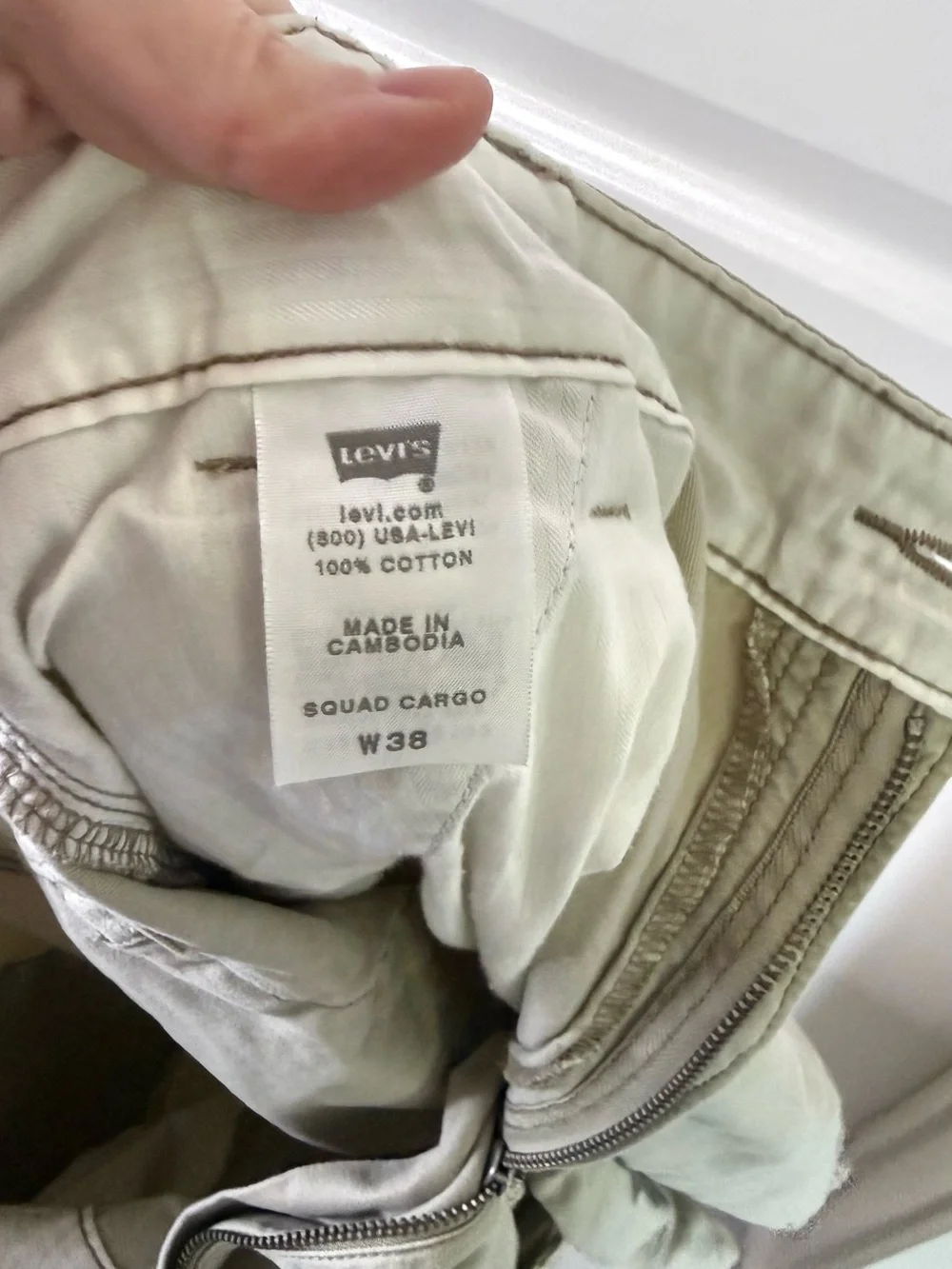 Men’s Vintage Levi Khaki Squad Cargo Shorts with Utility Pockets W38